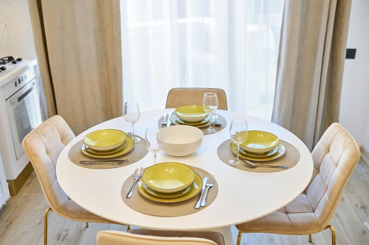 Mg Brothers Apartment In Infinity Beach Resort Mamaia Buitenkant foto