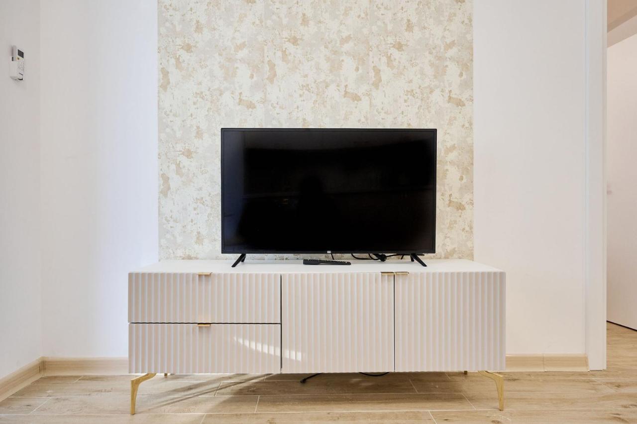 Mg Brothers Apartment In Infinity Beach Resort Mamaia Buitenkant foto